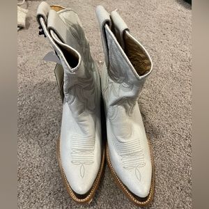 White Idyllwind NWT boots